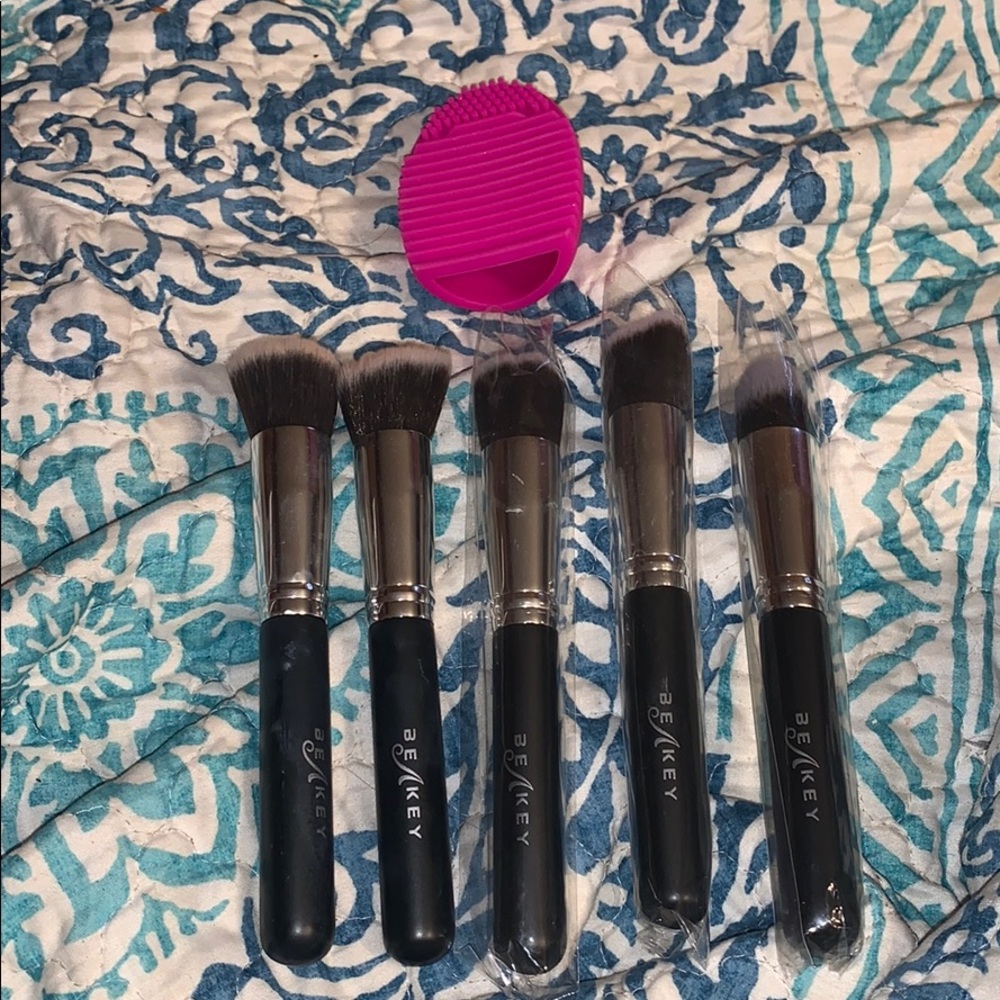 5 pc Beakey makeup brushes set with brush cleaner